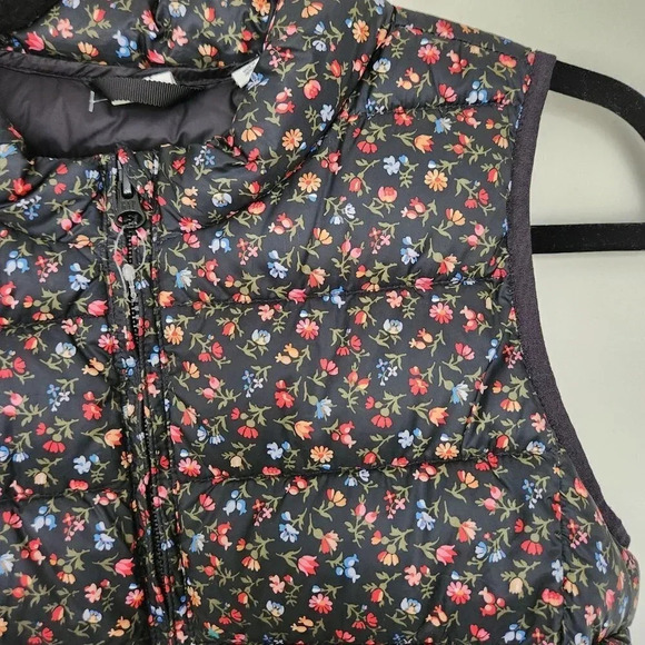 GAP Kids NWOT Puffer Vest Black Floral Full Zip Primaloft Down Alternative XXL - Picture 2 of 8